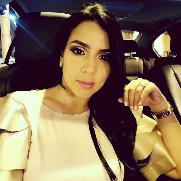 Meet your Posher, Sarah - Picture 1 of 2